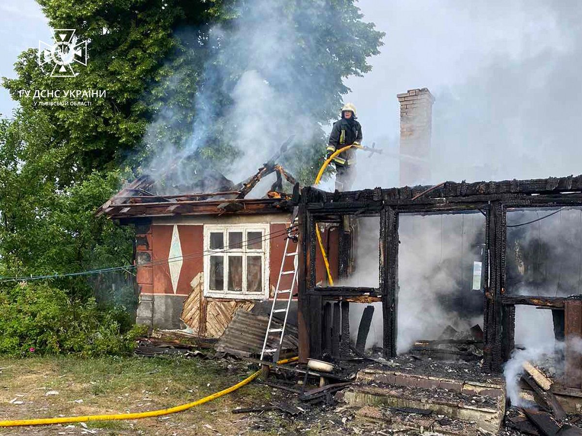 Під час пожежі у житловому будинку на Яворівщині загинув 45-річний чоловік