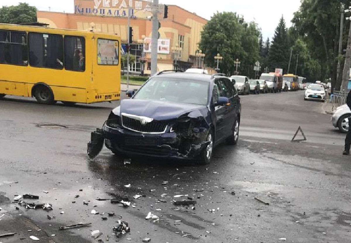 Внаслідок потрійної ДТП у центрі Рівного постраждали двоє людей