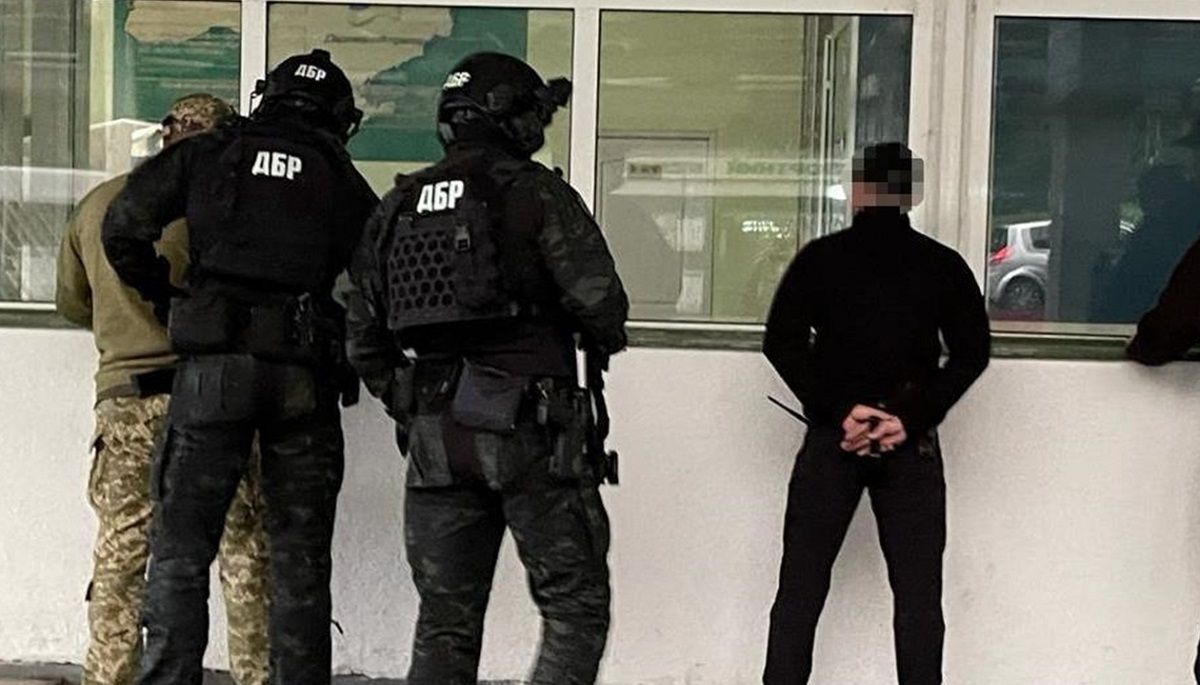 Трьох закарпатських митників викрили на пропуску вантажівок з контрабандою