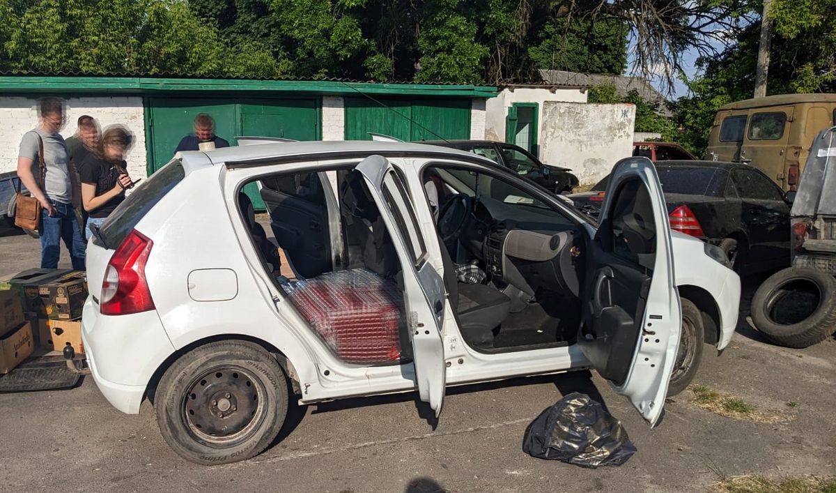 На Рівненщині водій покинув авто з нелегальним алкоголем і втік від поліції