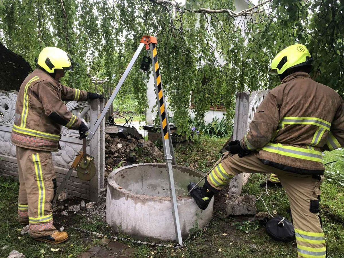 Рятувальники дістали тіло мешканки Рівненщини з 12-метрового колодязя 