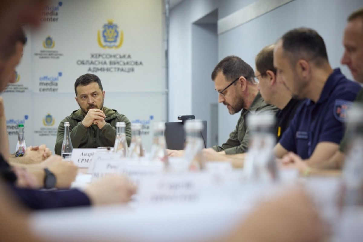 Зеленський в Херсоні провів нараду щодо ліквідації наслідків підриву Каховської ГЕС