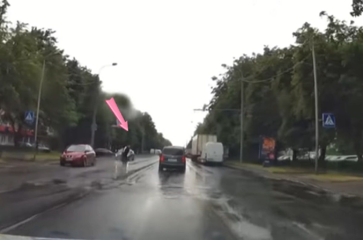 У Рівному оштрафували водія, який не пропустив пішохода на переході