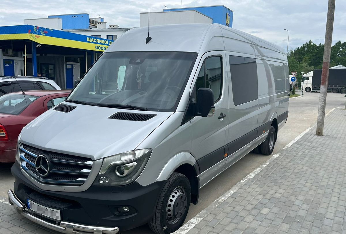 За контрабанду сигарет у буковинця вилучили мікроавтобус Mercedes-Benz Sprinter