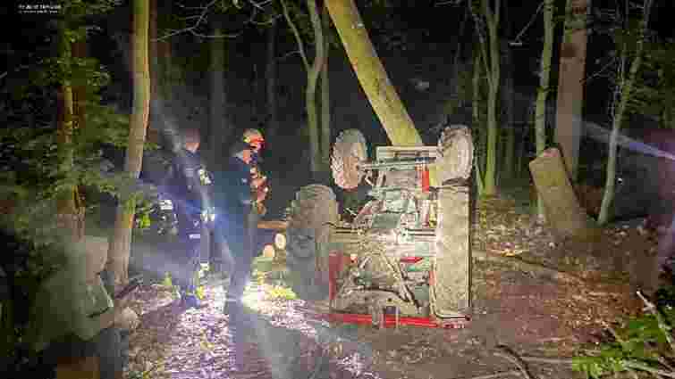 На Тернопільщині вночі односельці знайшли перекинутий трактор та загиблого 27-річного водія