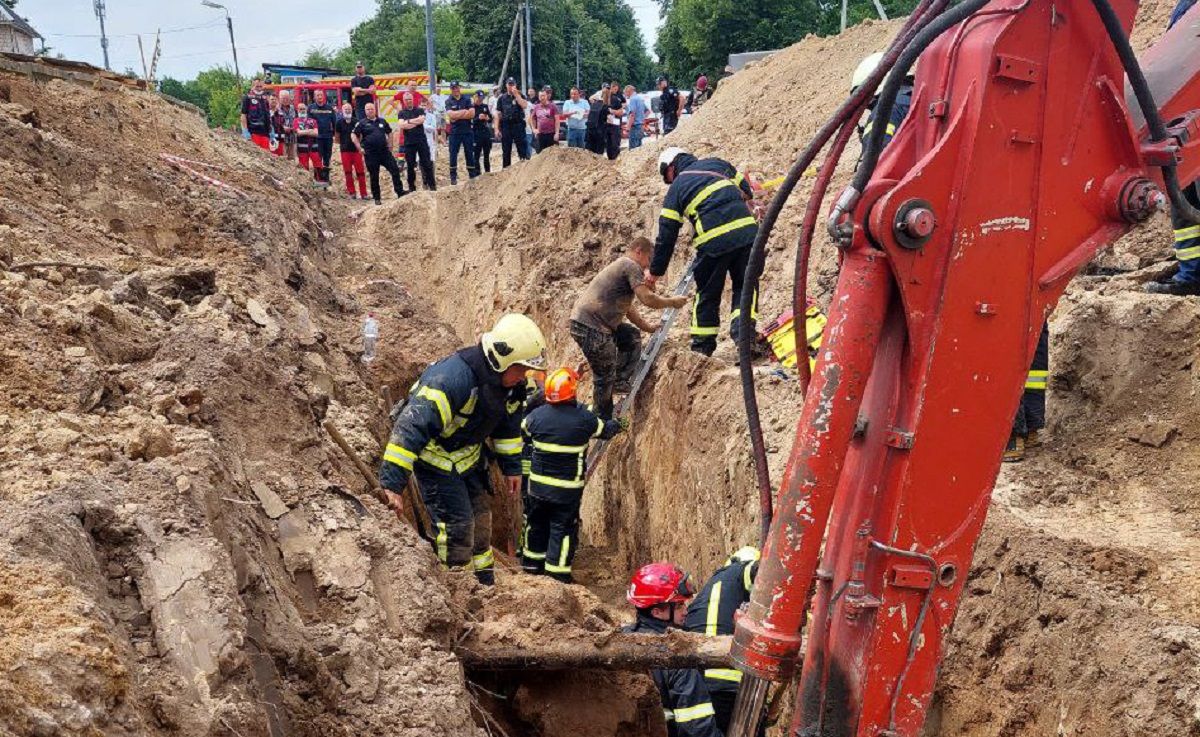 У Луцьку двох чоловіків засипало землею внаслідок обвалу траншеї