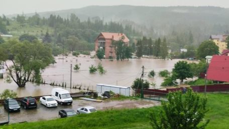 Через сильні дощі у Східниці на Львівщині затопило вулиці та подвір'я