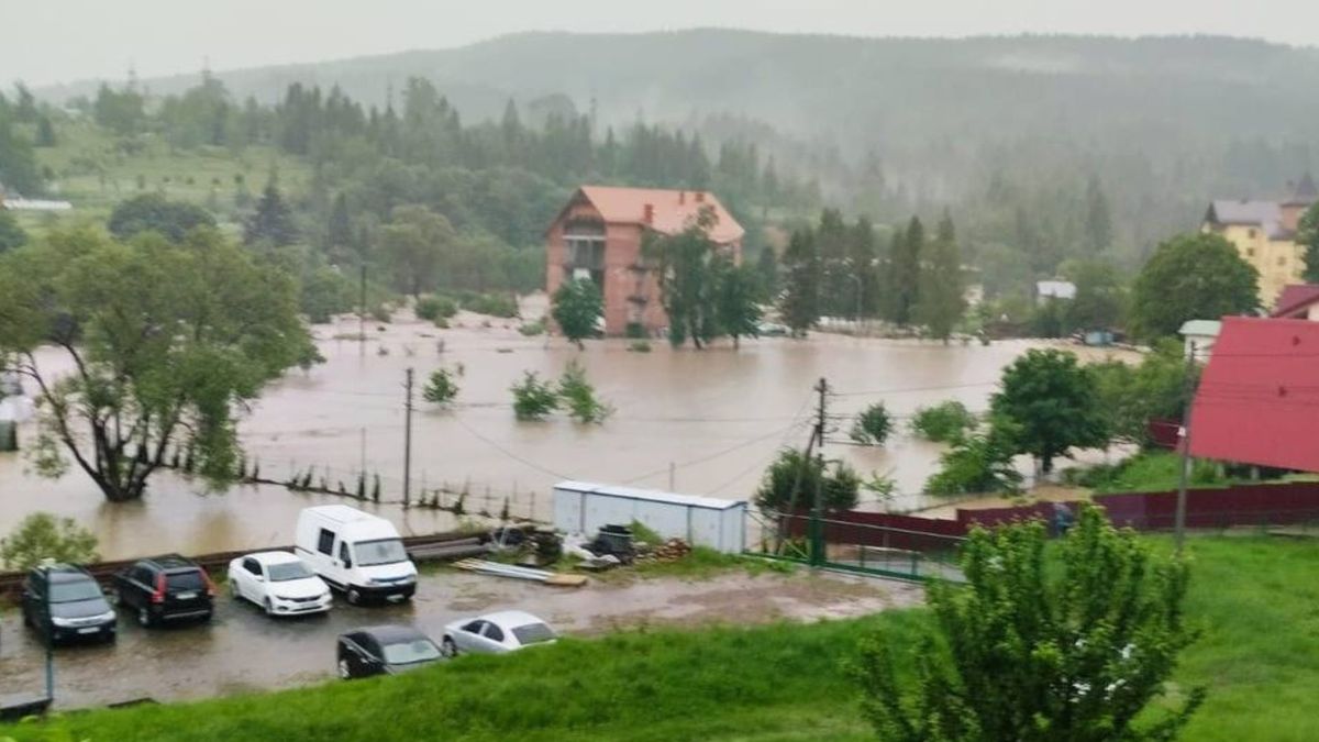 Сильні зливи затопили Східницю і зруйнували дороги на Львівщині