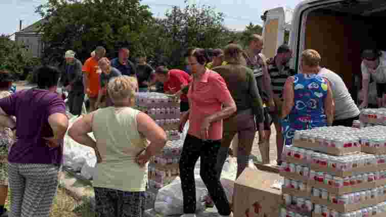 «Нова пошта» зупинила збір посилок для херсонців, бо українці принесли забагато допомоги
