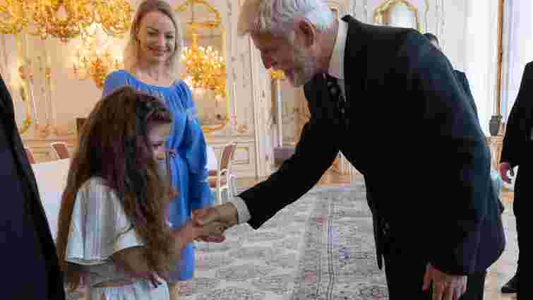 Президент Чехії прийняв українську школярку, яку цькували однокласники