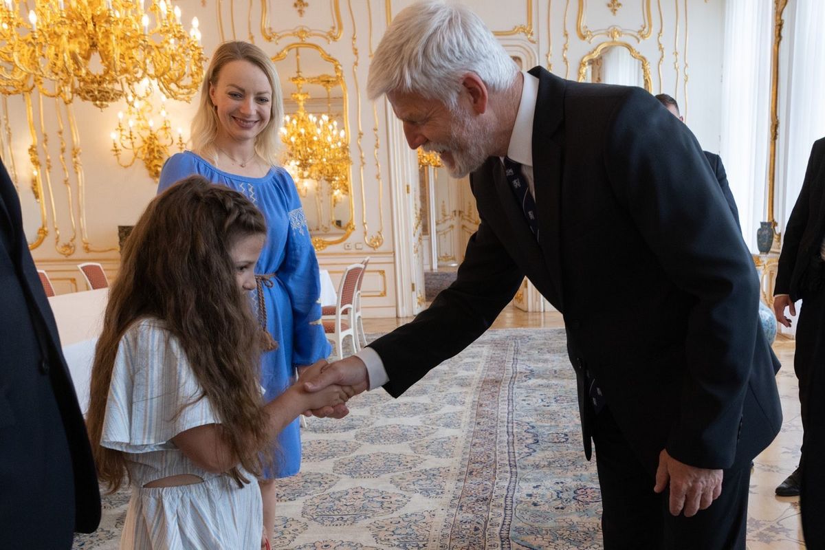 Президент Чехії прийняв українську школярку, яку цькували однокласники