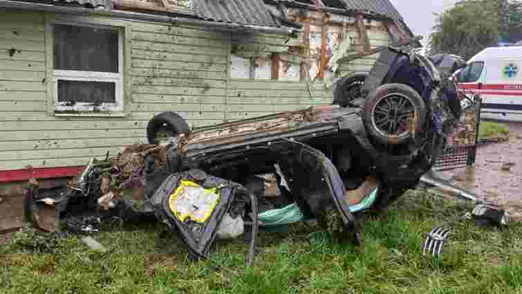 32-річний водій Volkswagen Passat  в'їхав в будинок на Львівщині і загинув