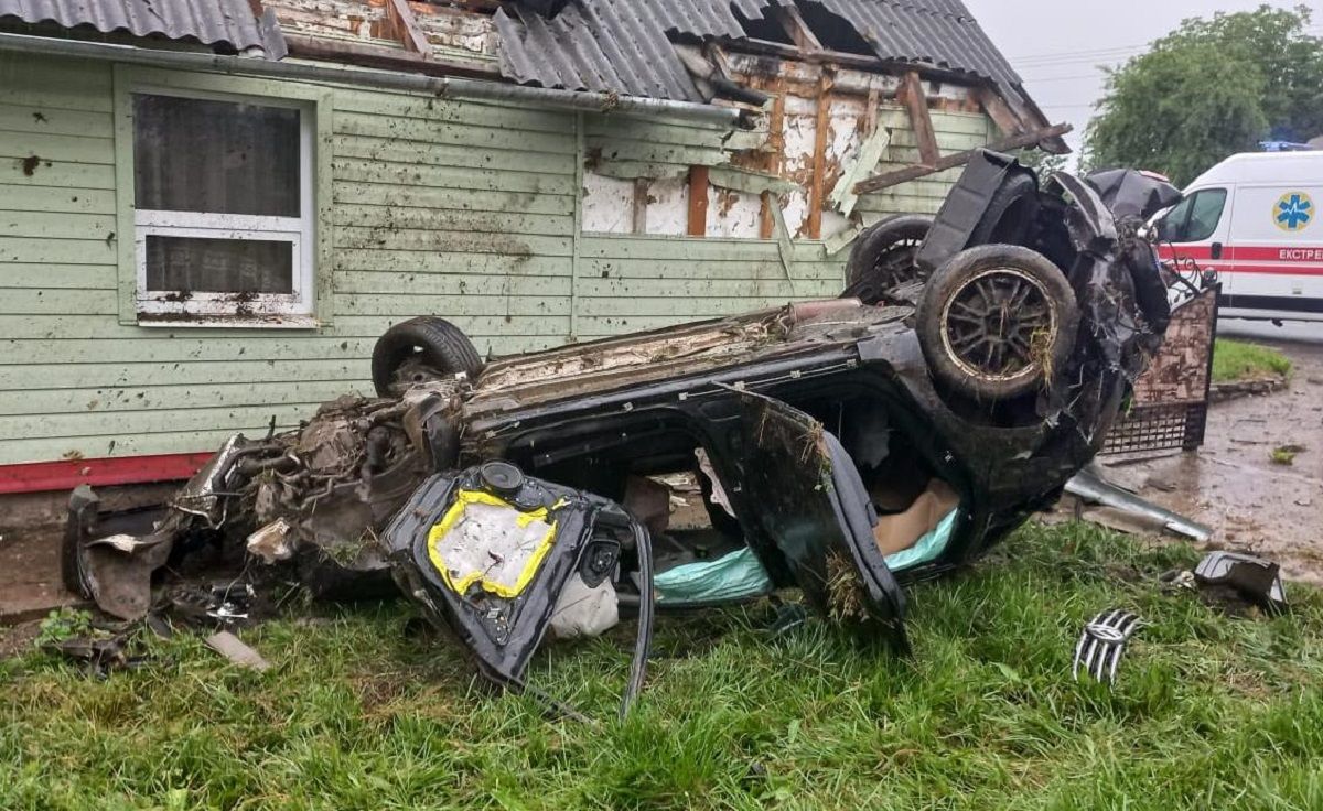 32-річний водій Volkswagen Passat  в'їхав в будинок на Львівщині і загинув