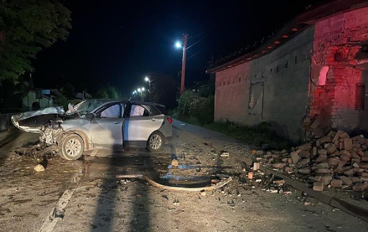 На Львівщині авто вʼїхало в будинок, двоє загиблих