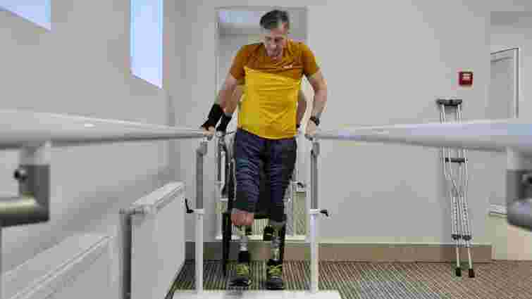 Хірурги центру «Незламні» повернули здатність ходити бійцеві, який втратив обидві ноги