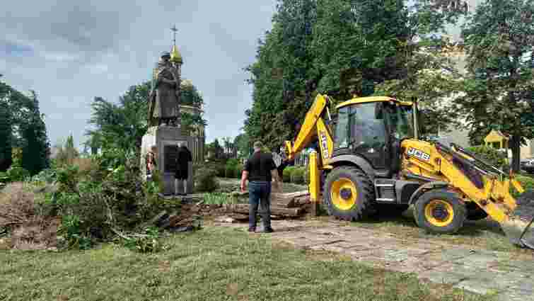 У селі під Тернополем реконструюють пам'ятник односельцям, які загинули в Другій світовій війні