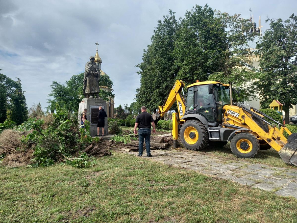 У селі під Тернополем реконструюють пам'ятник односельцям, які загинули в Другій світовій війні