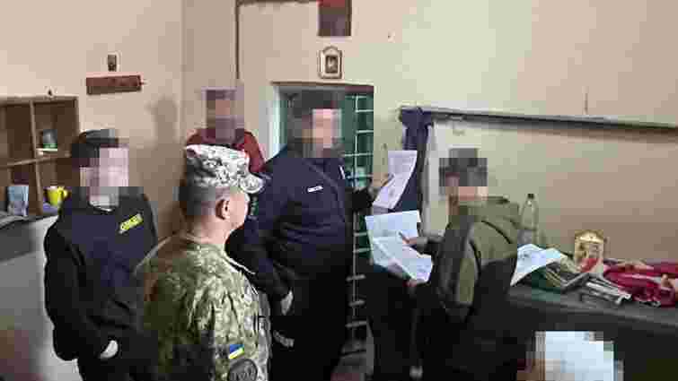 В'язнів колонії на Рівненщині викрили на постачанні наркотиків засудженим