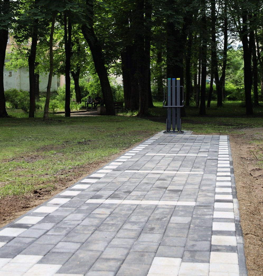 Доріжка до режисерського стільця у вигляді кіноплівки