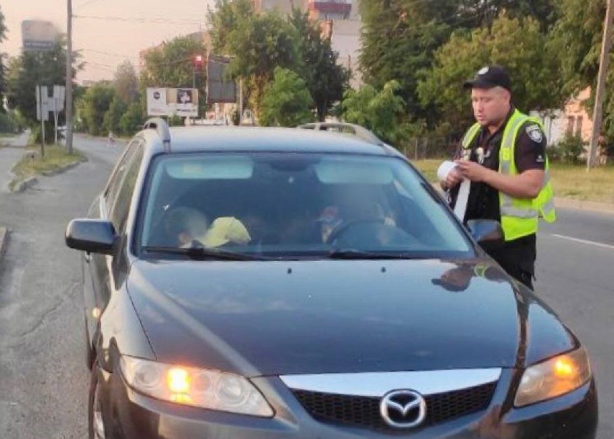 Луцькі патрульні склали постанову на водія, який віз трьох дітей не в автокріслах