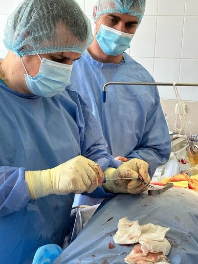 Три хірурги з різних областей медицини працювали над операцією