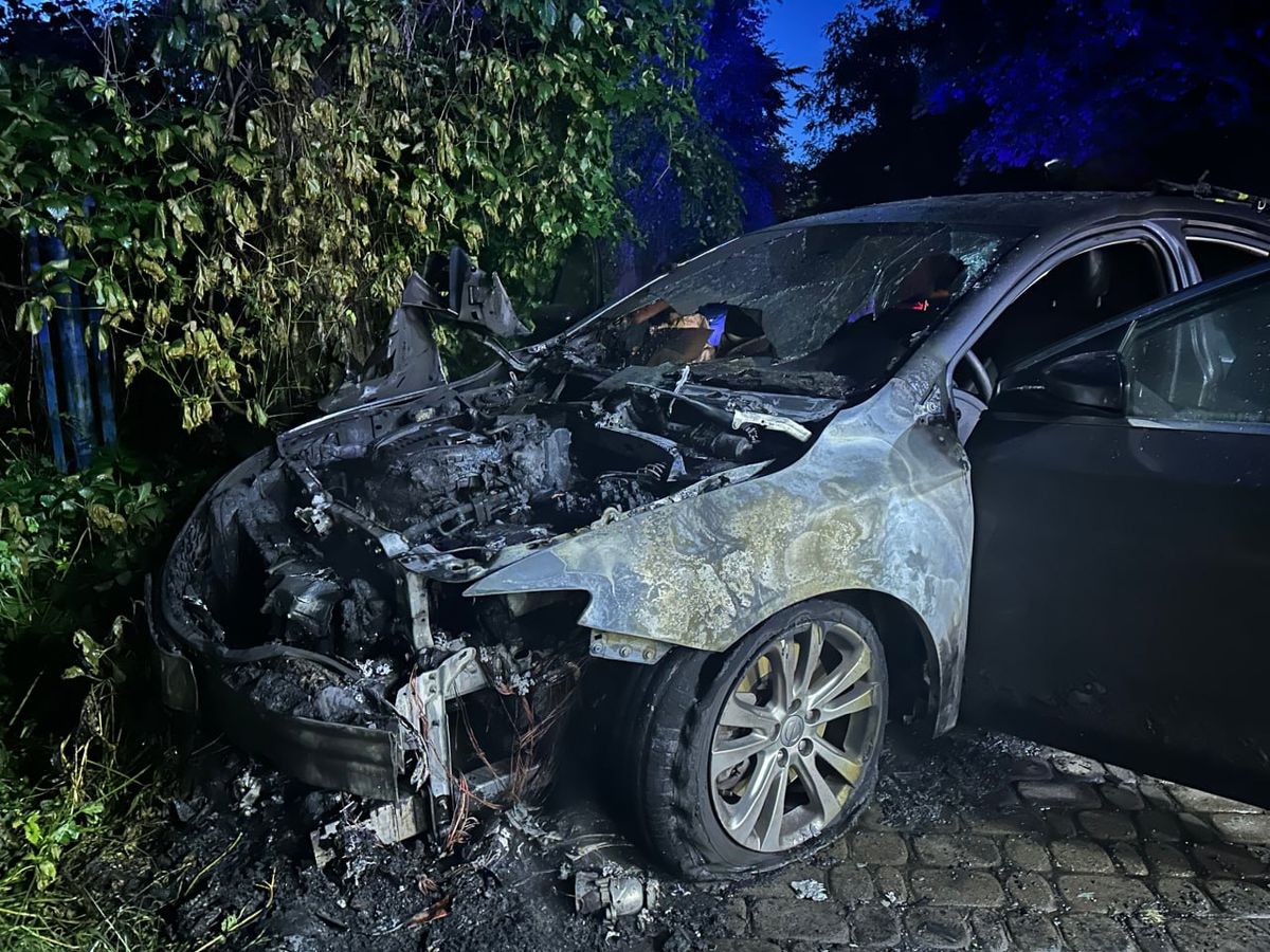 Вночі у Рівному невідомі підпалили автомобіль журналіста