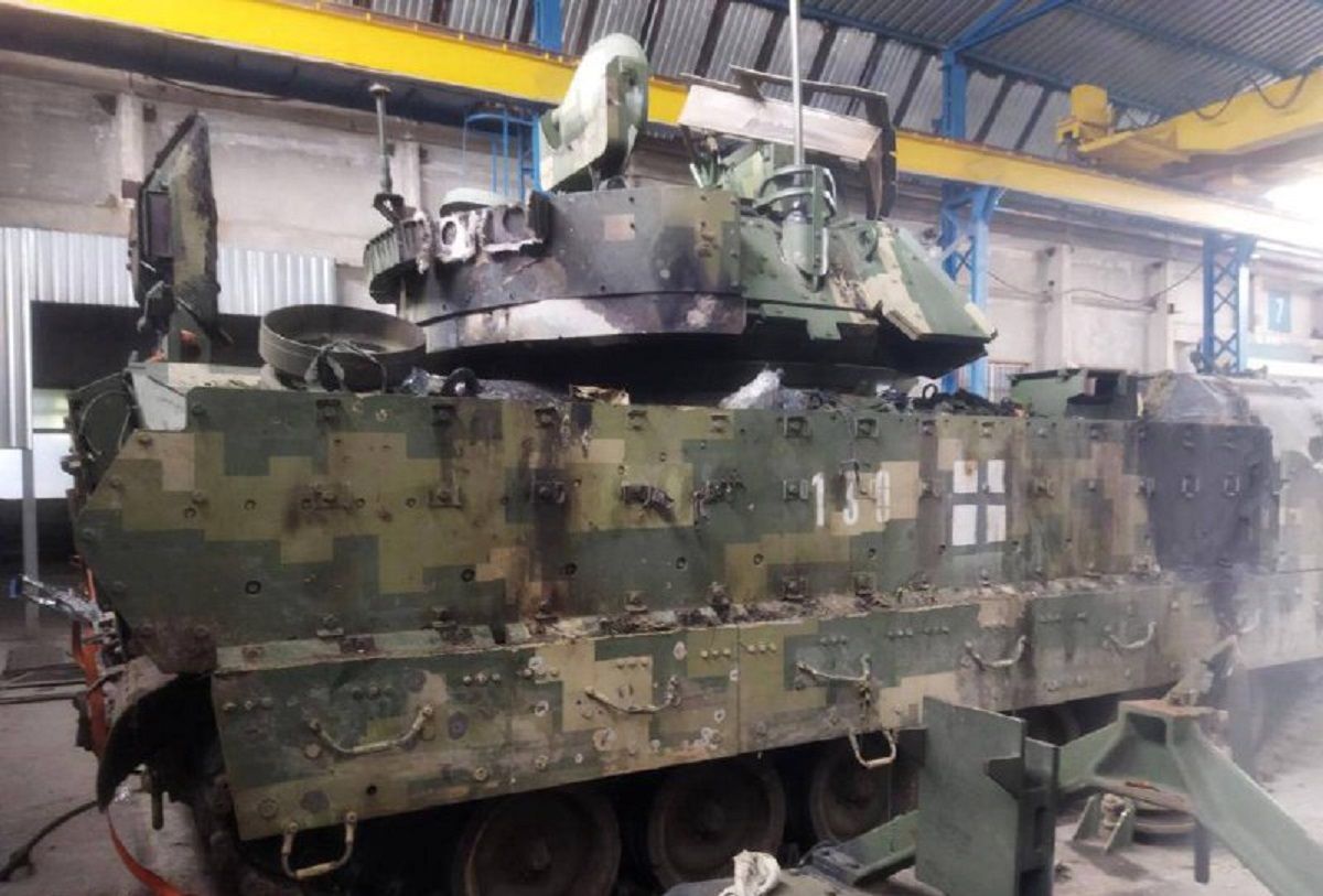 Міноборони показало фото підбитої БМП Bradley 47 бригади та вцілілого екіпажу