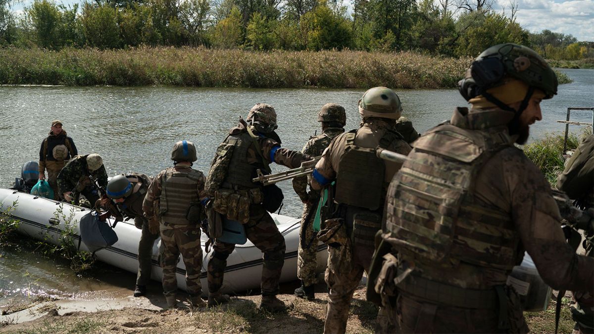 Українські бійці врятували російських окупантів, які тонули після підриву Каховської ГЕС
