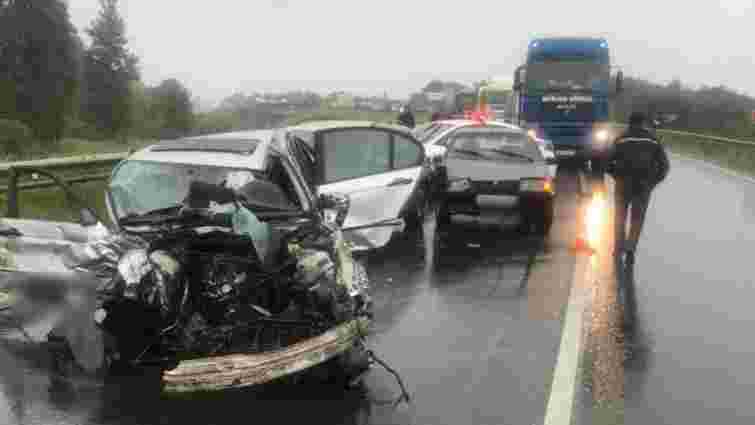 У ДТП трьох автомобілів на Львівщині одна людина загинула і двоє в лікарні