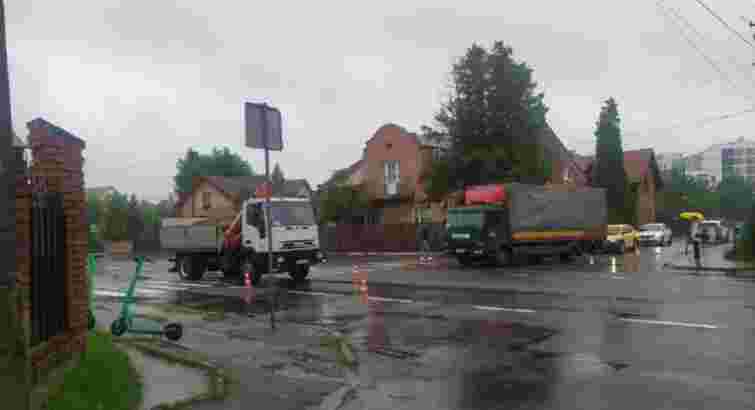 Вантажівка збила дівчину на пішохідному переході у Львові