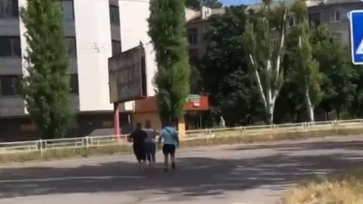 Під час евакуації в Херсонщині «чорні перевізники» побили відомого волонтера  
