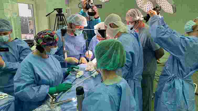 Польські онкохірурги за новою методикою прооперували у Львові двох пацієнтів з раком легень