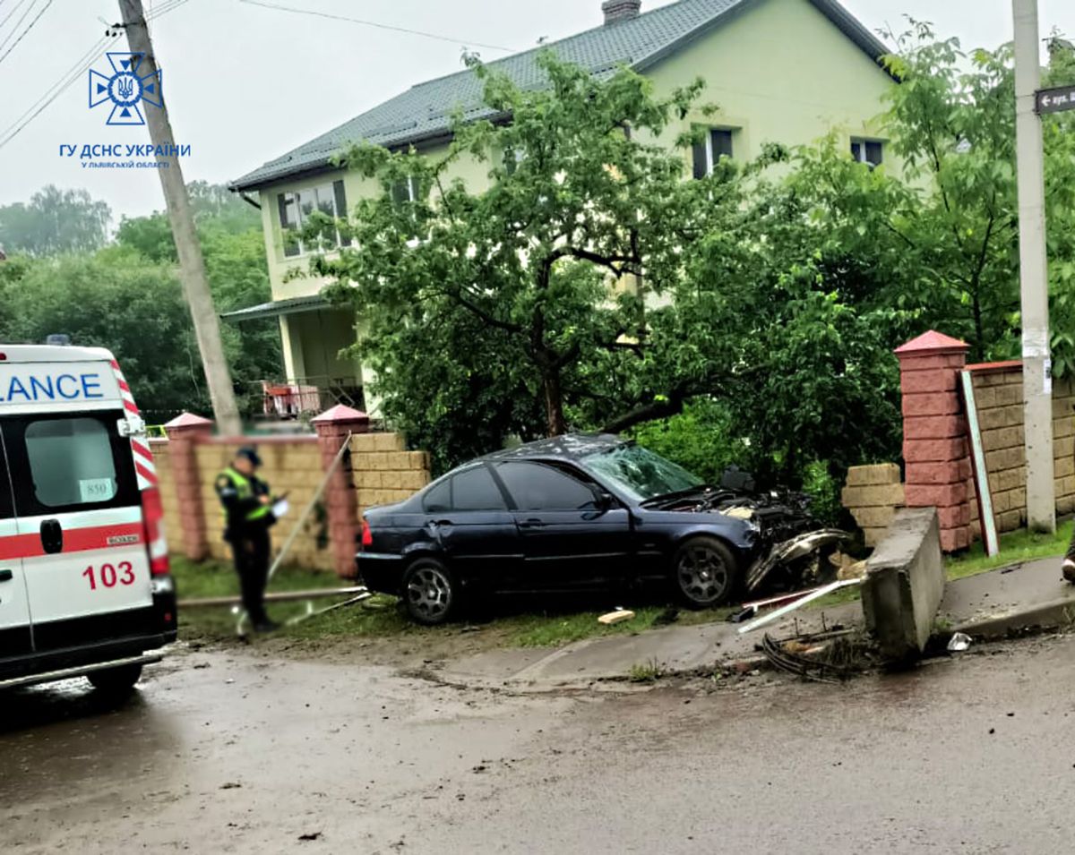 У Зимній Воді 28-річний водій BMW вʼїхав у бетонну огорожу