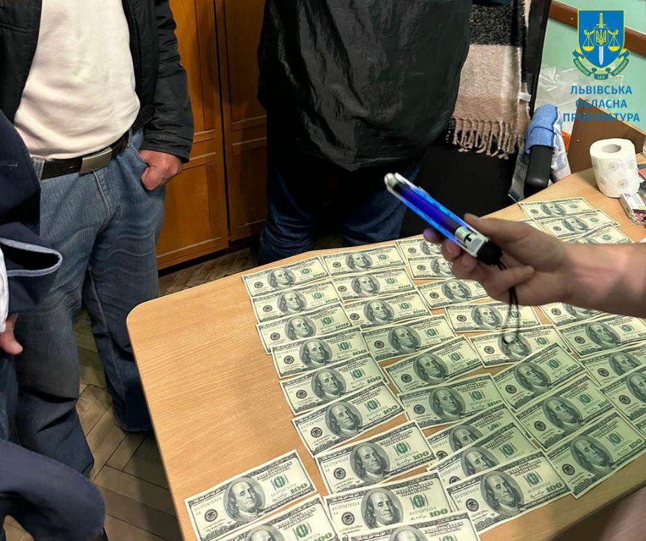 Медиків Старосамбірської лікарні спіймали на хабарі за оформлення інвалідності. Читайте на UKR.NET