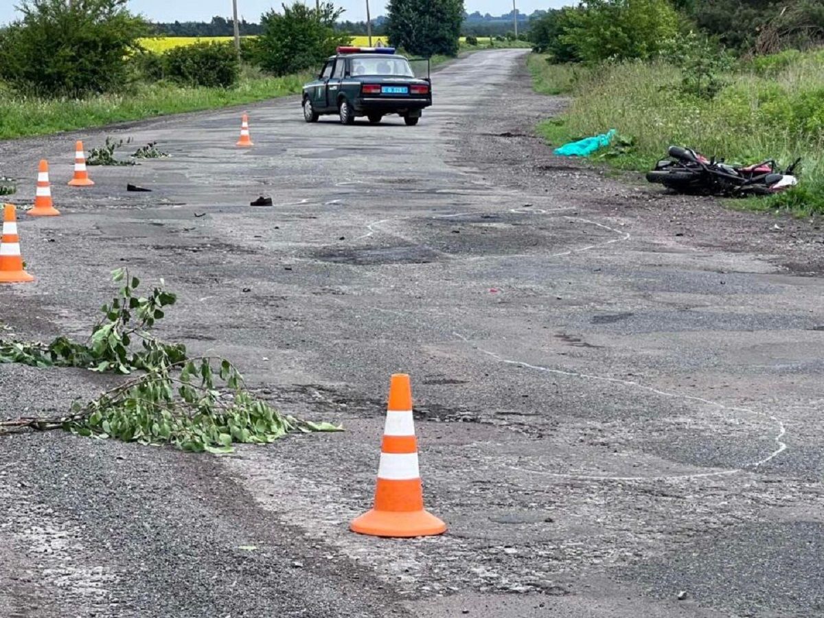 На Тернопільщині у смертельній аварії мотоцикла з молоковозом загинуло двоє людей