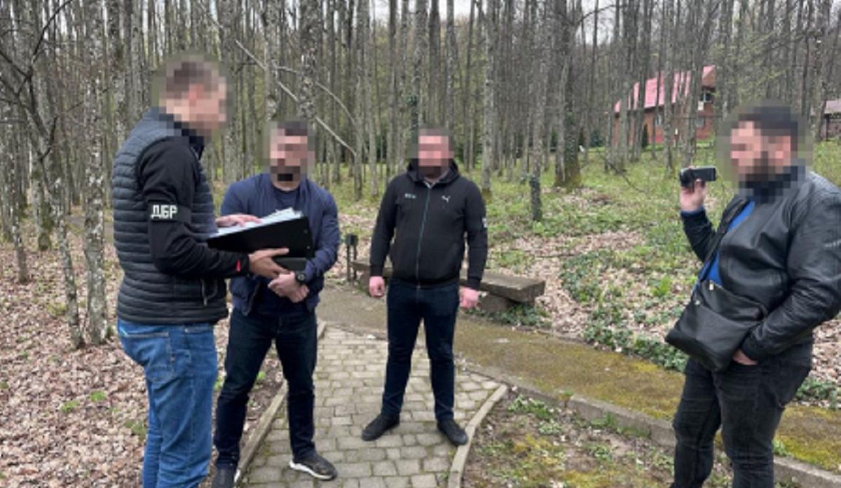 Прокурора та високопосадовця поліції Закарпаття звинуватили у допомозі наркоугрупованню