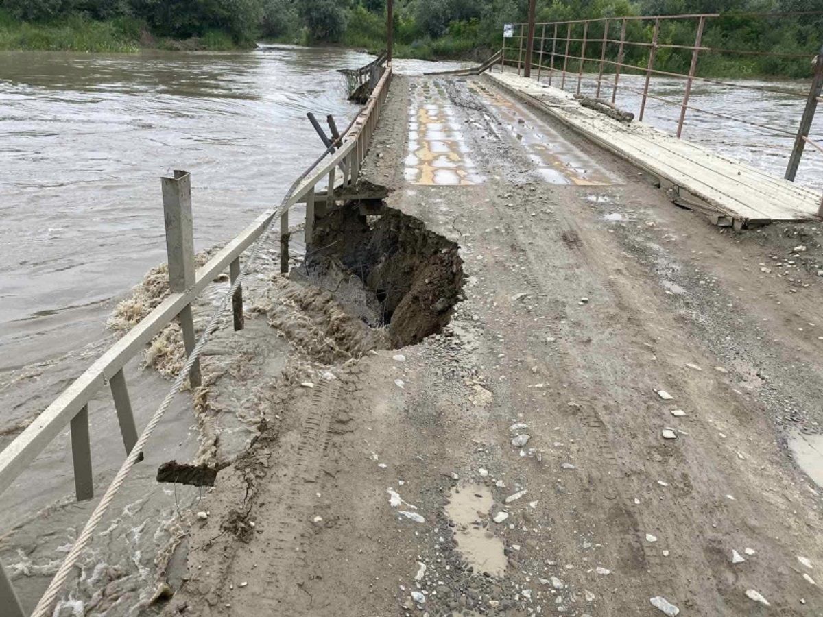 Через підвищення рівня води в Пруті змило переправу в селі на Буковині