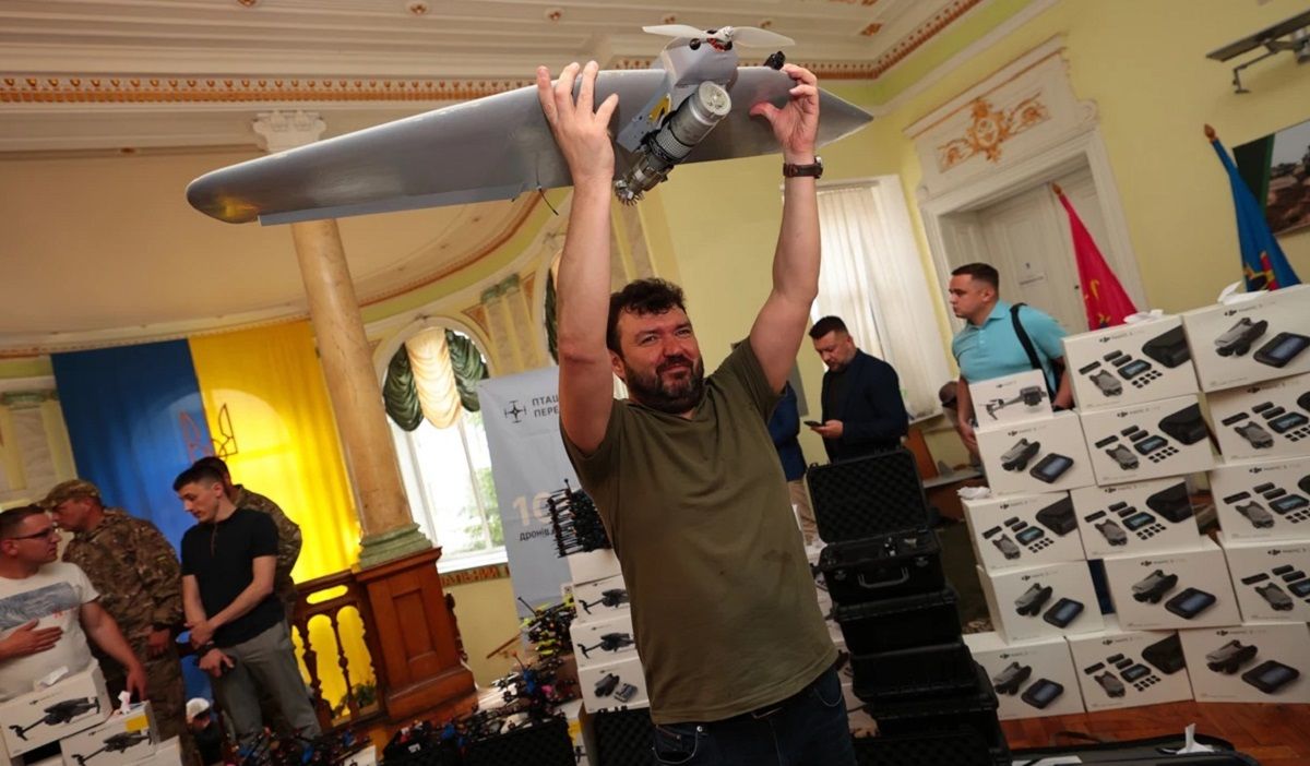 Львівським бригадам на фронт передали 202 квадрокоптери та дрони-камікадзе