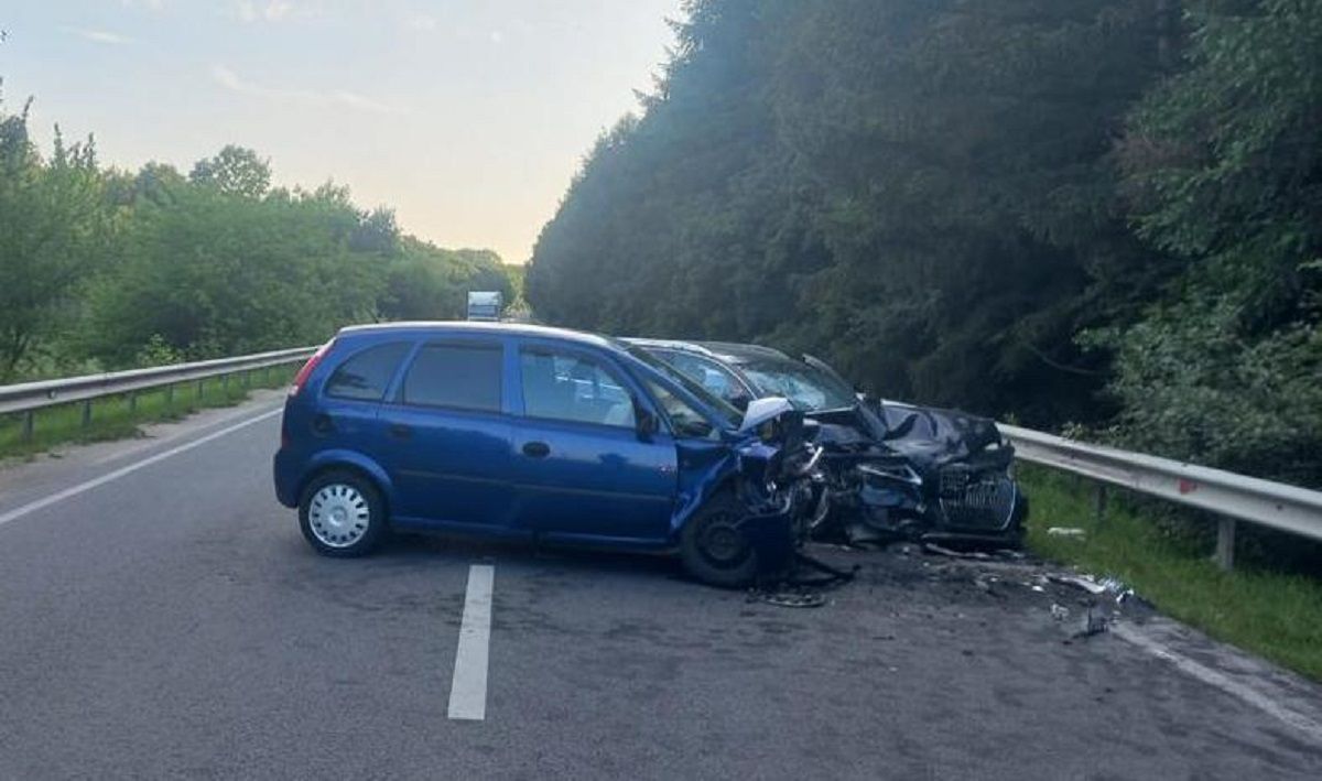 Четверо людей постраждали в лобовій ДТП на трасі поблизу Львова