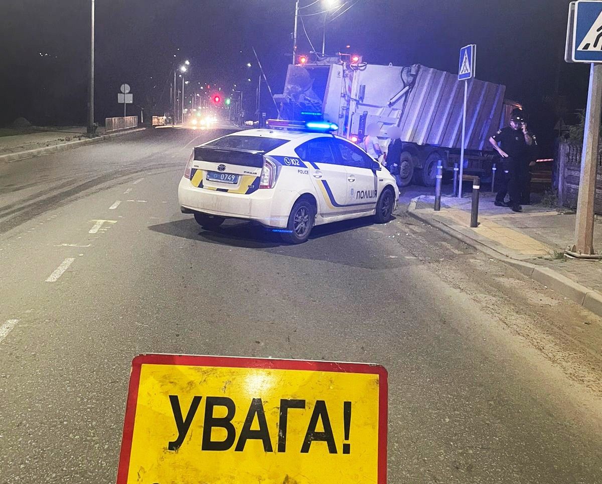У Чернівцях сміттєвоз вночі на смерть збив 33-річного велосипедиста