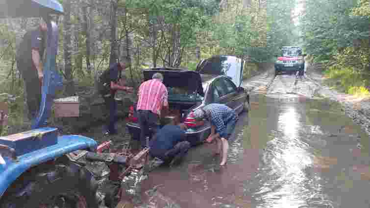 Іноземець на Mercedes застряг на ґрунтовій дорозі у лісі на Рівненщині