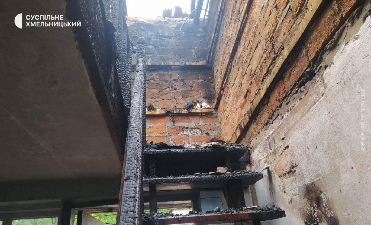 Внаслідок падіння уламків збитого дрона у будинку на Хмельниччині сталась пожежа