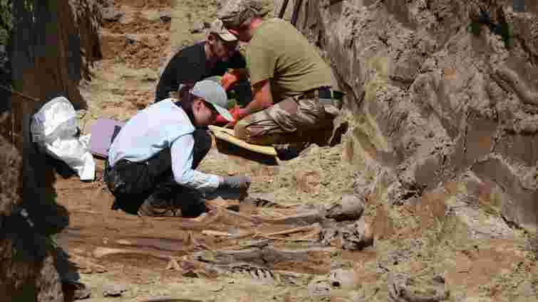 На Марсовому полі у Львові ексгумували останки 473 тіл