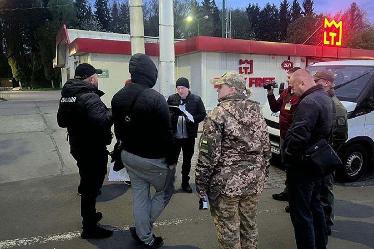 Житель Тернопільщини за допомогою чужих електронних ключів відправляв ухилянтів за кордон