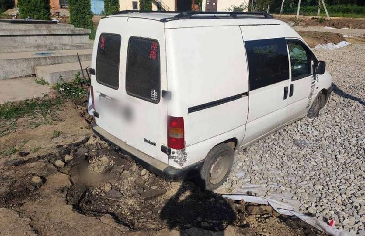 Уночі в Чернівцях п'яний водій протаранив ворота кладовища і застряг у котловані