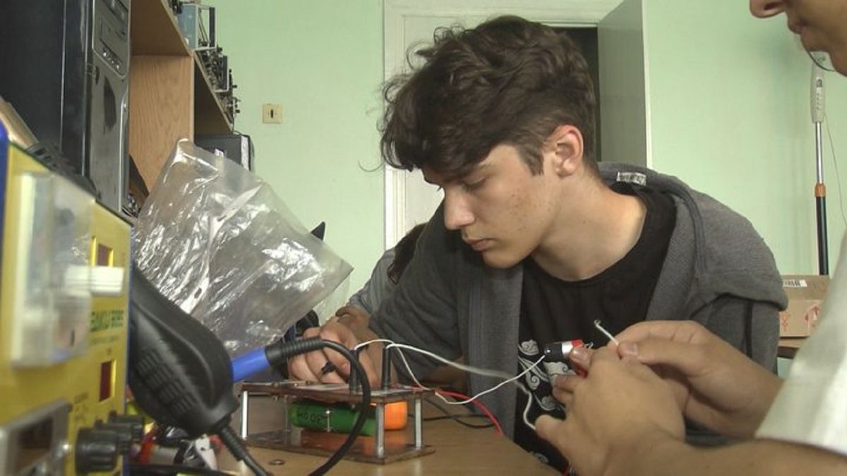 У Хмельницькому студенти виготовляють для військових павербанки з електронних сигарет