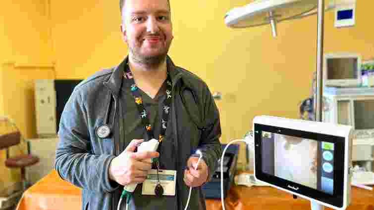Благодійники подарували львівській лікарні сучасний фібробронхоскоп