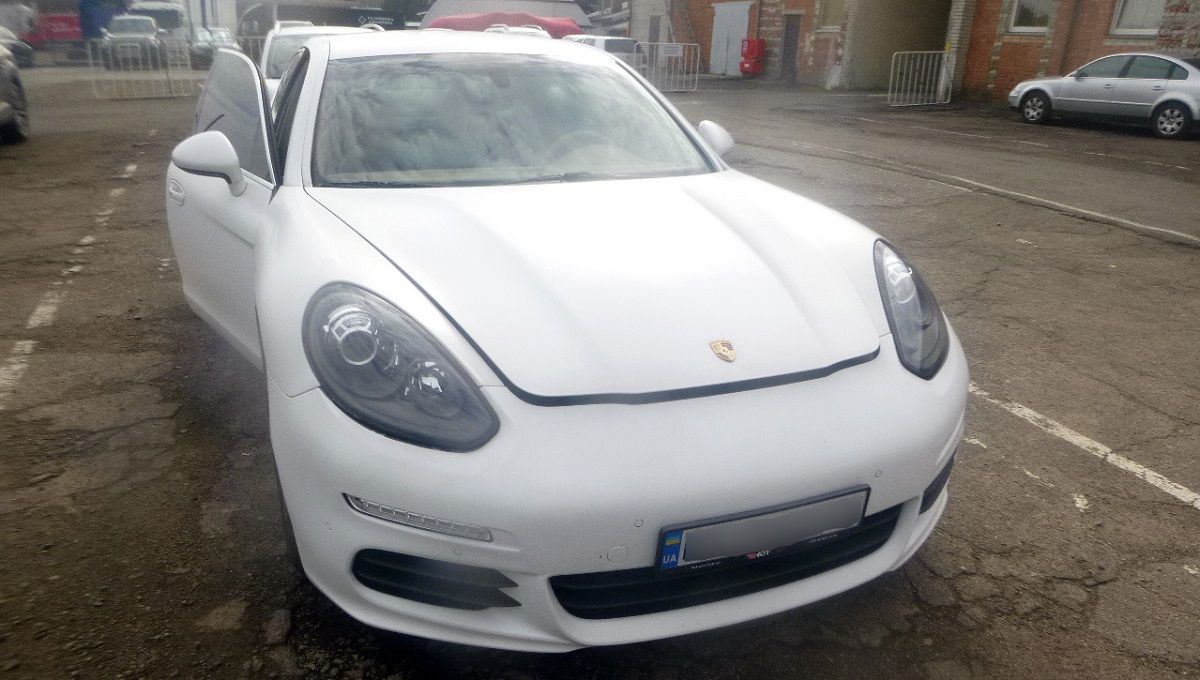 У сервісному центрі МВС у Львові намагались зареєструвати крадений Porsche Panamera