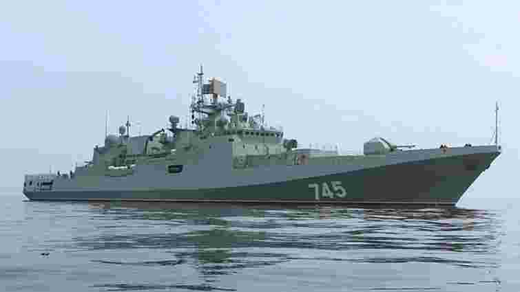 Окупанти намагаються замаскувати свій найпотужніший фрегат у Чорному морі від українських атак