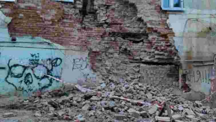 У центрі Чернівців обвалилася стіна аварійного житлового будинку